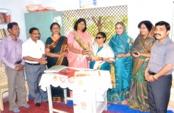 अंधांची चळवळ चालवनार्या राधा बोर्डे यांचा महिला दिन निमित्त्य सत्कार करतांना