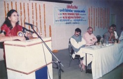 पुणे येथील पाणी परिषदेत बोलतांना अरुणा सबाने व्यासपीठावर मुकुंदराव किर्लोस्कर. वालावलकर, Chief Engineer कुलकर्णी