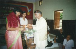 डॉ. द.भी. कुलकर्णी यांनी त्यांचा निवडक प्रकाशकांचा सत्कार केला त्यातल्या एक अरुणा सबाने