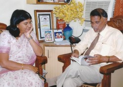 ७९ व्या साहित्य साम्मेलांचे अध्यक्ष डॉ. द.भी. कुलकर्णी आणि अरुणा सबाने