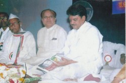 महाराष्ट्राचे मुख्यमंत्री विलासराव देशमुख आकांक्षाचा डॉ.पंजाबराव देशमुख विशेषांक बघतांना