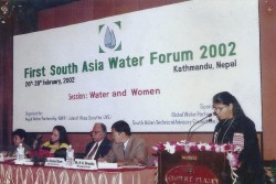 नेपाल येथील २००२ च्या जागतिक पाणी परिषदेत महिला आणि पाणी ह्या विषयावर Paper Reading करतांना अरुणा सबाने