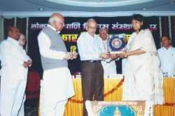 अखिल भारतीय मराठी साहित्य संमेलनाचे अध्यक्ष अरुण साधू ह्यांच्या हस्ते सामाजिक कार्यासाठी कस्तुरबा पुरस्कार स्वीकारतांना