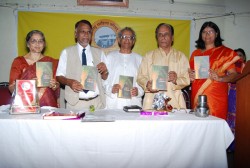 साहित्य रंग आणि आंतर्रंग ह्या आकांक्षाने प्रकाशित केलेल्या निशिकांत डॉ.मिरजकर ह्यांच्या पुस्तकाचे प्रकाशन करतांना माधवी वैद्य, डॉ. द.भी. कुलकर्णी, डॉ.मिरजकर, डॉ.वी.भा.देशपांडे आणि अरुणा सबाने