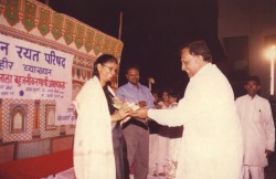 स्वच्छता व पाणी पुरवठा मंत्री प्रा.लक्ष्मणराव ढोबळे अरुणा सबाने ह्यांचा सत्कार करतांना